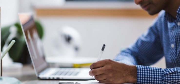 Student sitzt am Laptop und schreibt (Image: Pixabay)
