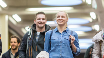Junge Menschen im Foyer in Deutz (Bild: Thilo Schmülgen/TH Köln)