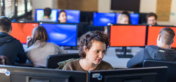Studentin arbeitet am Computer (Image: Thilo Schmülgen/TH Köln) Studentin arbeitet am Computer (Image: Thilo Schmülgen/TH Köln)